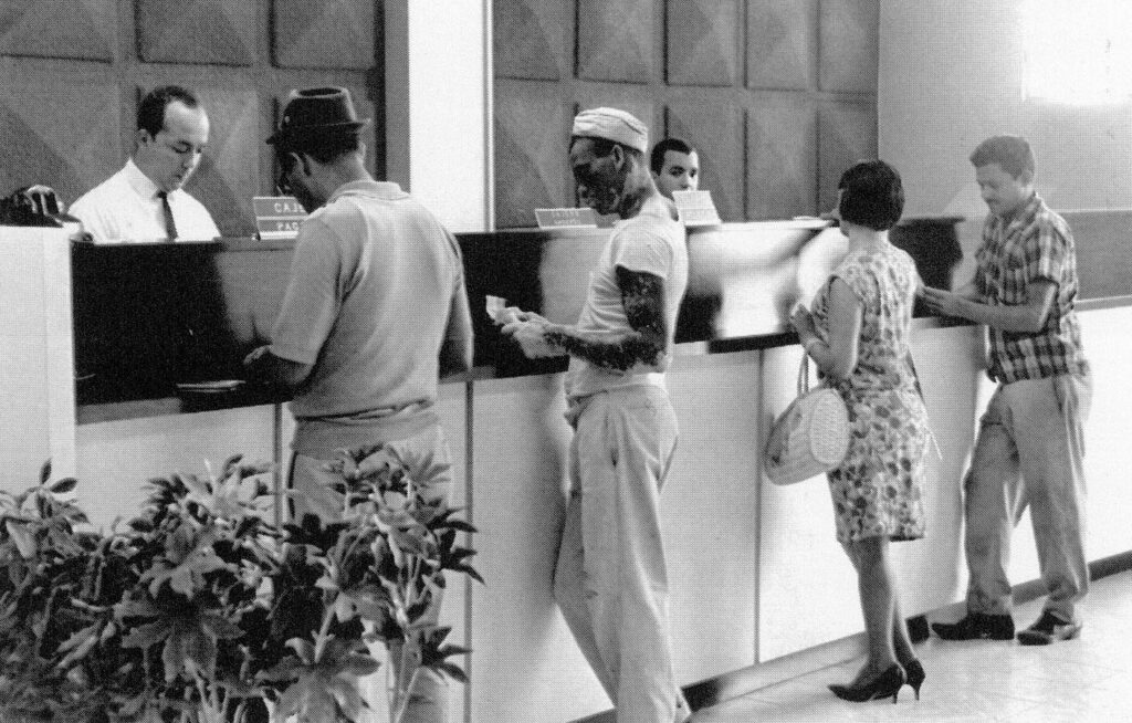 Escena de la operatividad de una sucursal en los años sesenta